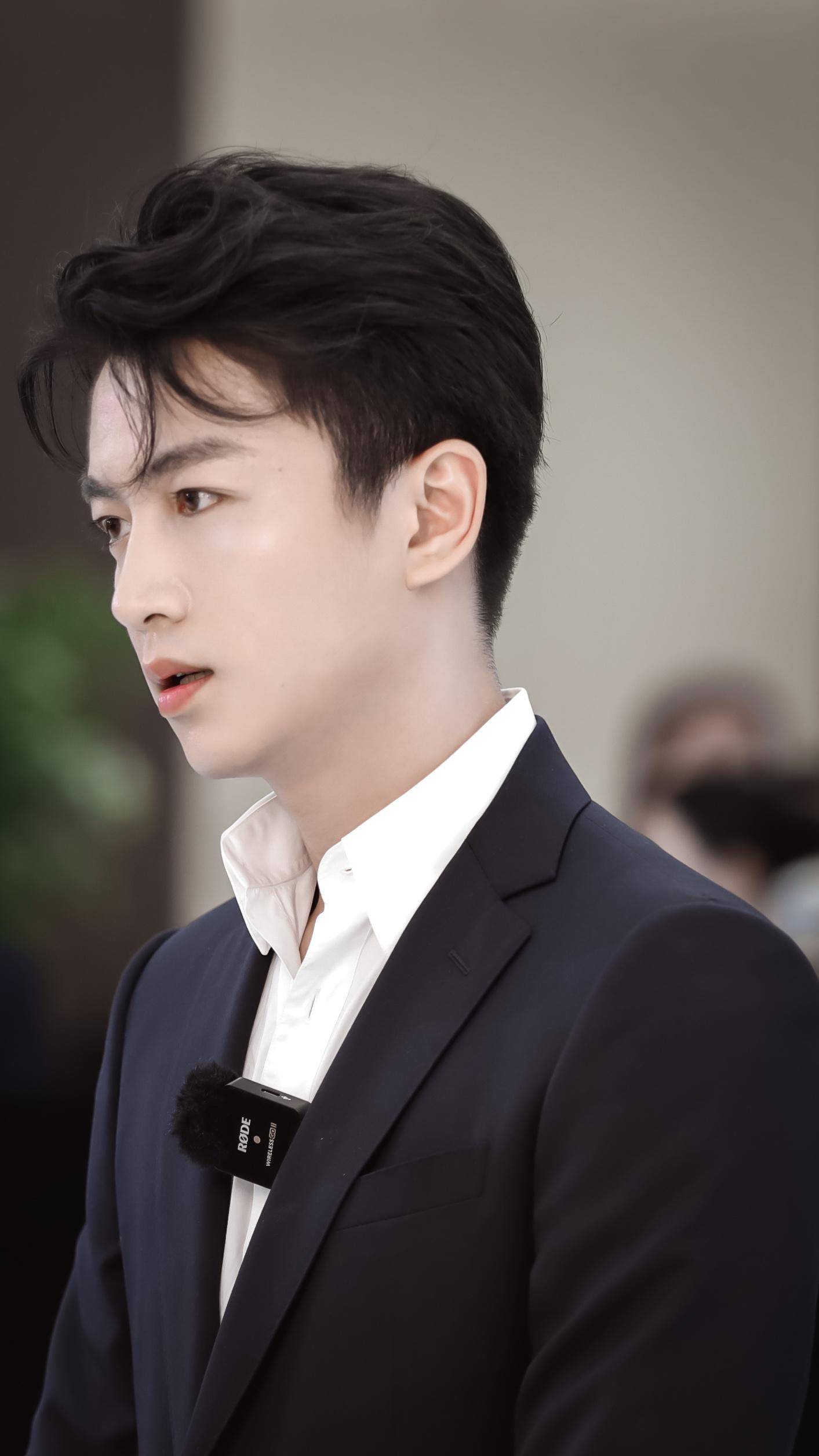 陈晓现身杭州,潇洒帅气被粉丝调戏害羞微笑,疑不打算去岳父葬礼