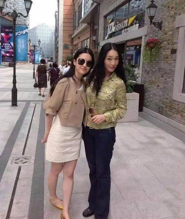 37岁刘亦菲和小姨在武汉合照,仙女气质如出一辙,家族基因太强大!_周雯琼_世家_妈妈