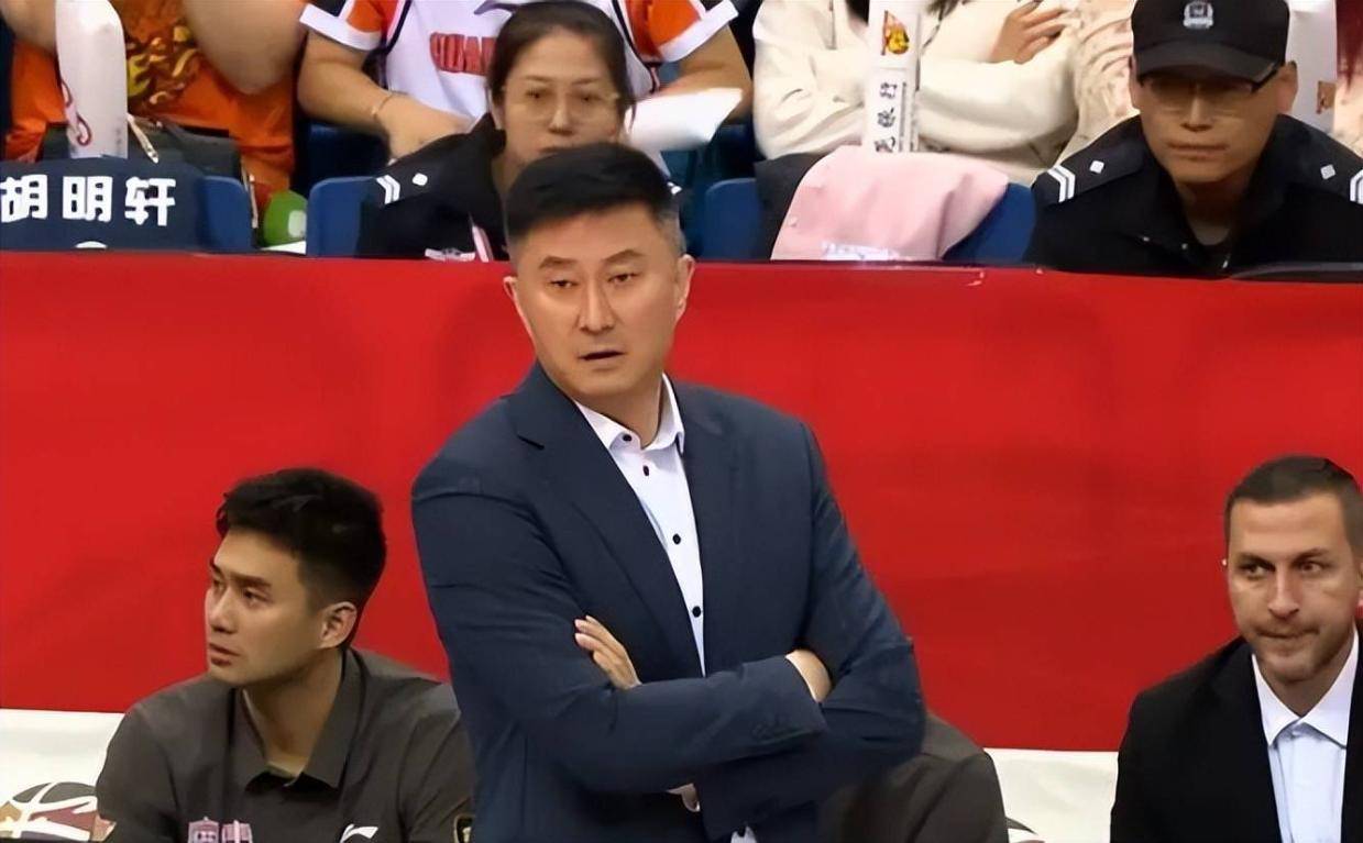 杜锋被喊下课，广东试训新小外！首钢欲换奥莫特，青岛核心受伤