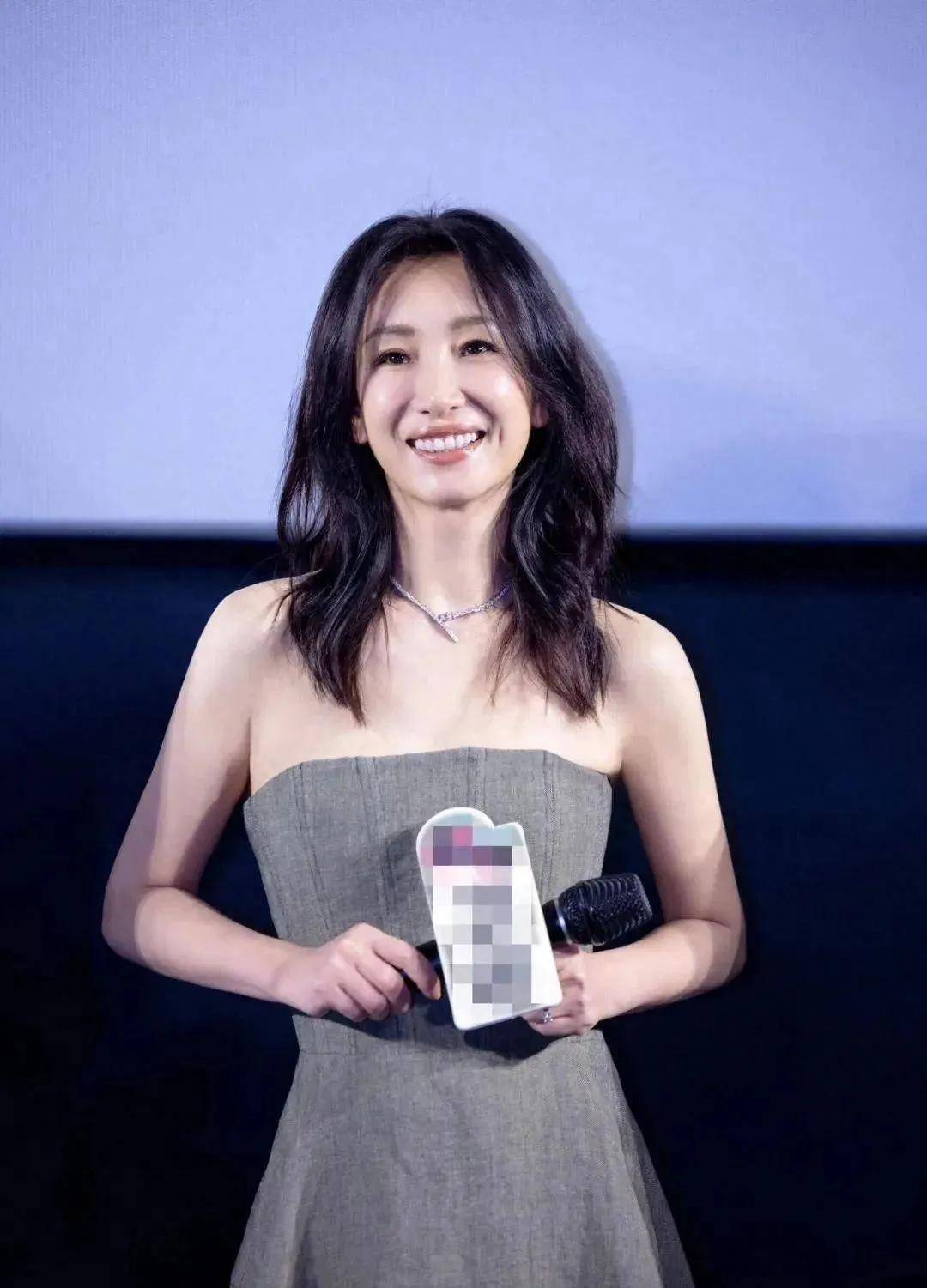46岁秦海璐换发型像换了个人,微卷长发配抹胸装时髦减龄,美到认不出来
