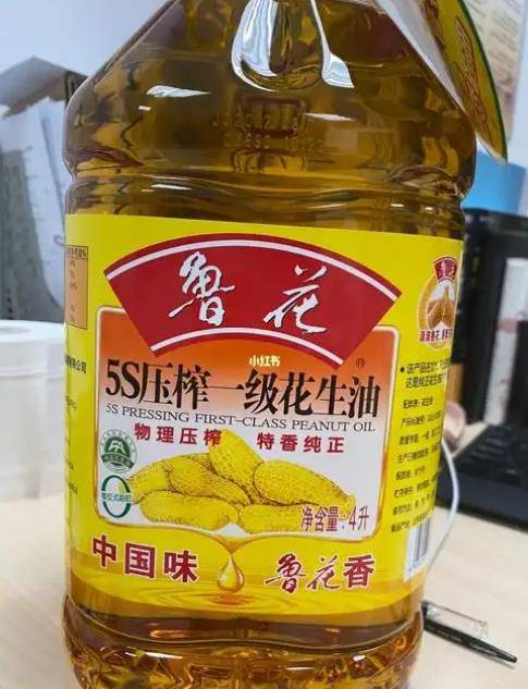 鲁花花生油回应烧到似沥青状,再看胖东来花生油烧着状态引热议_网友_视频_燃烧
