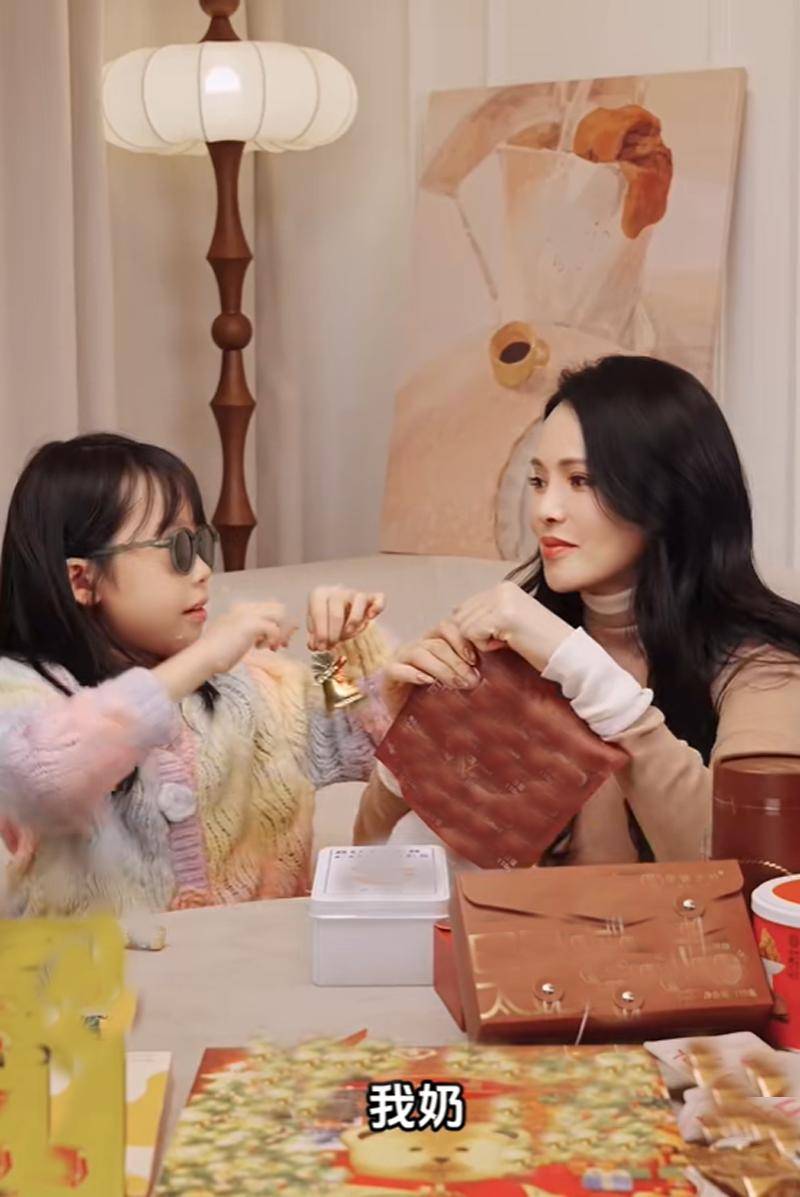 伊能静晒8岁女儿正脸照,整牙后门牙缝隙大,下巴跟哥哥一模一样