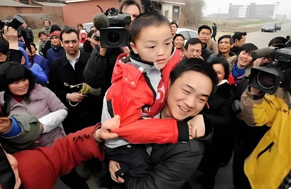 3岁男孩被拐1050天，人群中一眼认出亲爹，直接跑过去抱住不撒手_手机搜狐网