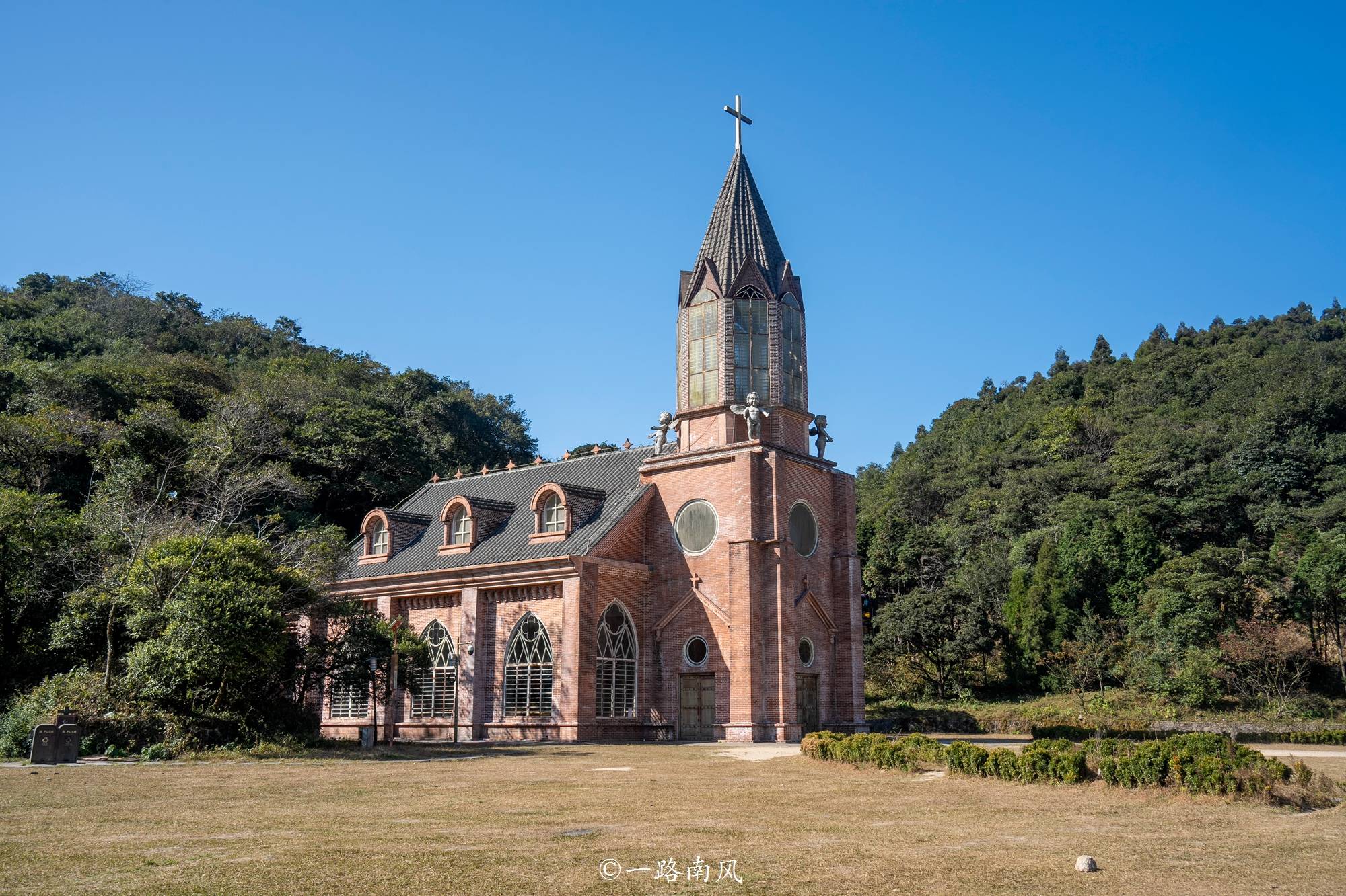 以莲花景区最为经典,千米高山草甸与大教堂是高山旅游区的颜值担当和