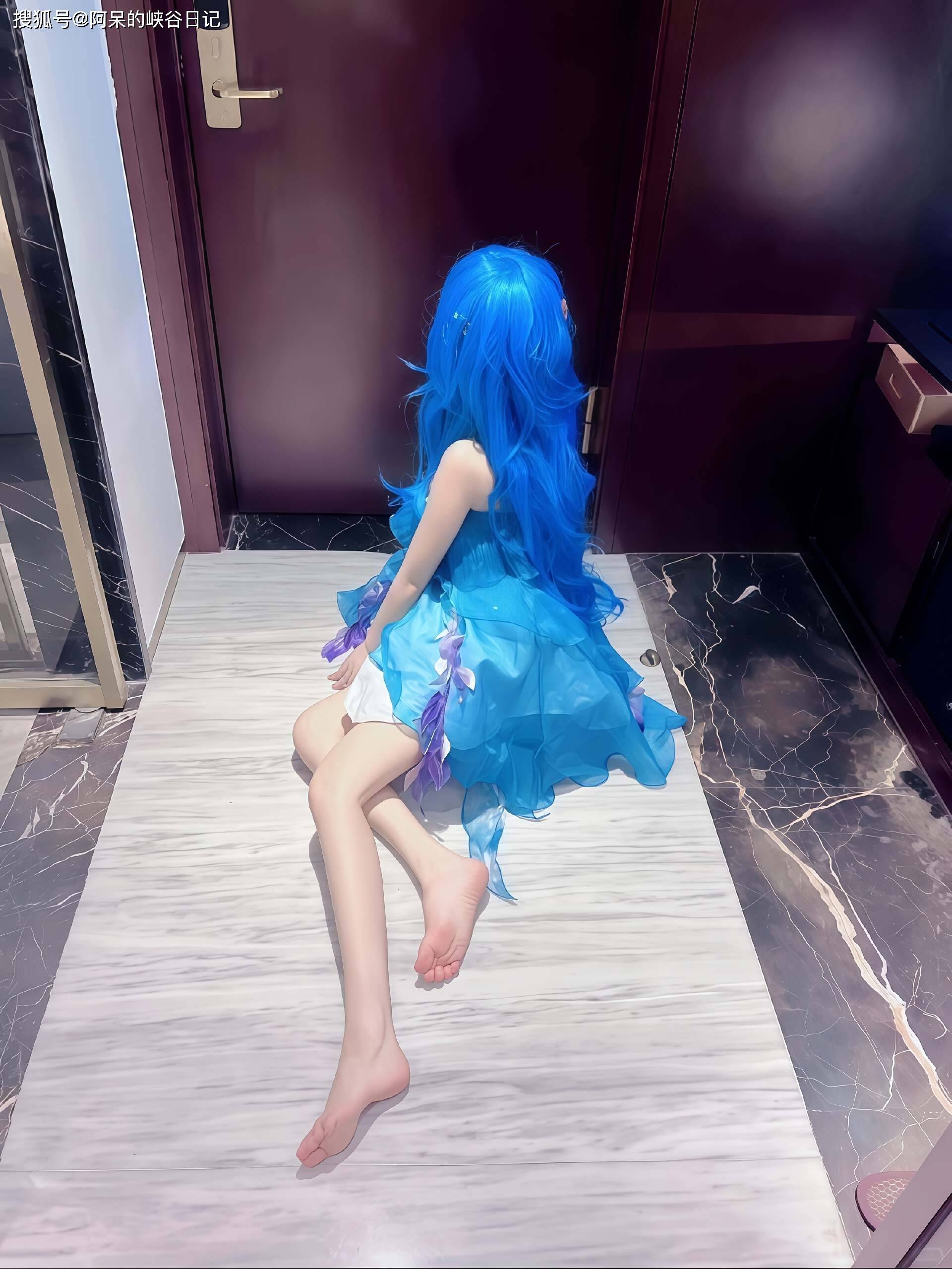 王者COS:玉足朵莉亚上线,趴在地上真可爱,兰陵王就别抓她了_姐姐_Cosplay_英雄