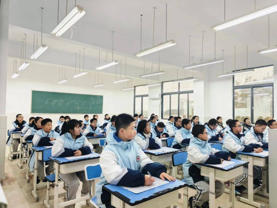 梓潼中学校服图片