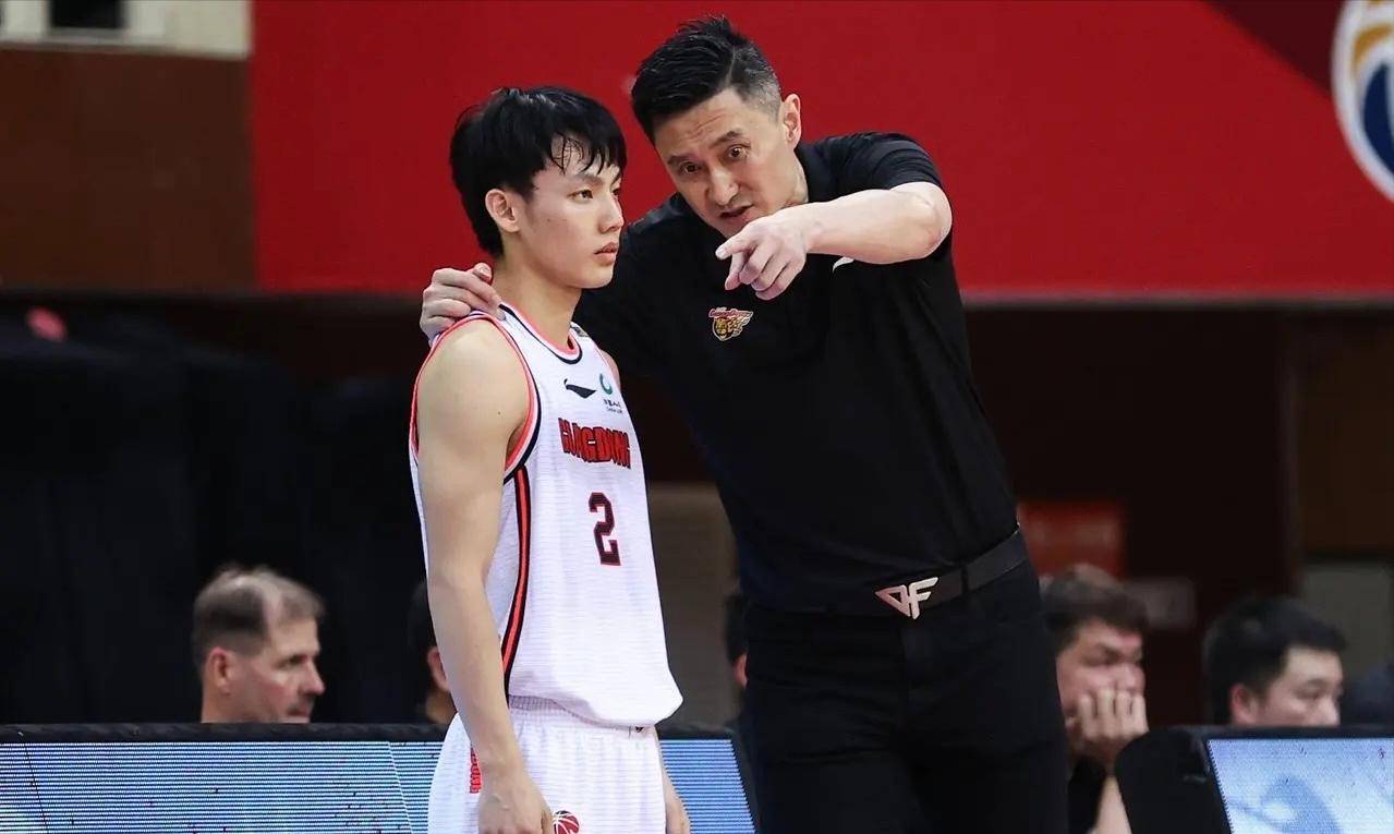 CBA最累球员非他莫属！6战场均44分钟，杜锋真要学会保护他