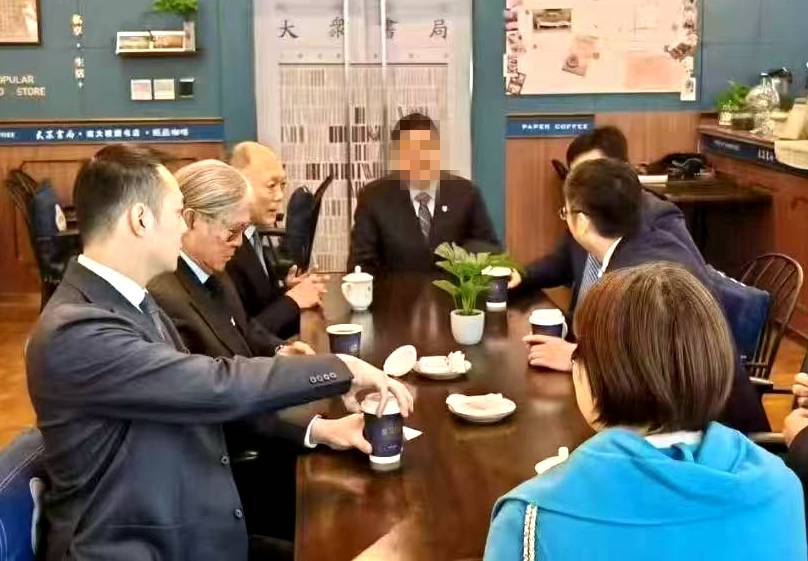 霍震寰随意坐南京大学校园咖啡店开会,朴实无华惊呆店员