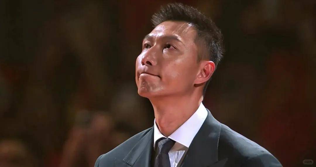 好久不见！媒体人：球迷在广东清远偶遇易建联 还收获联哥的亲签_阿联洛杉矶露面_阿联高尔夫球场偶遇网友