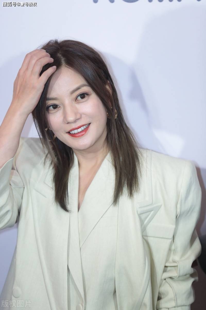 48岁的赵薇,为何此时宣布离婚?曾因8488元成为被执行人