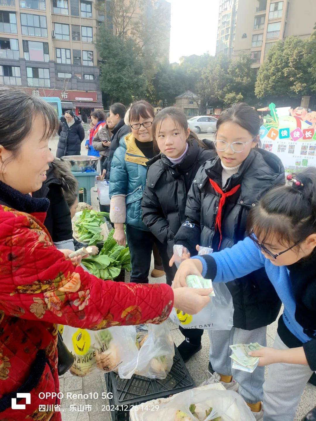 享农耕乐趣 与菜园成长:峨眉三小第三届"星光收货节"