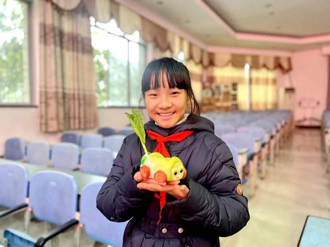 享农耕乐趣 与菜园成长:峨眉三小第三届"星光收货节"