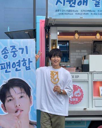 沈浸在二宝爸的喜悦之中,宋仲基透露,「(女儿)刚出生的时候我有抱抱看