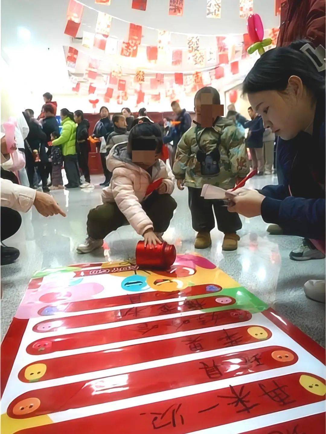 在"新年滚滚乐"中,小朋友滚动的幸运瓶指向哪里,就会得到相对应的小