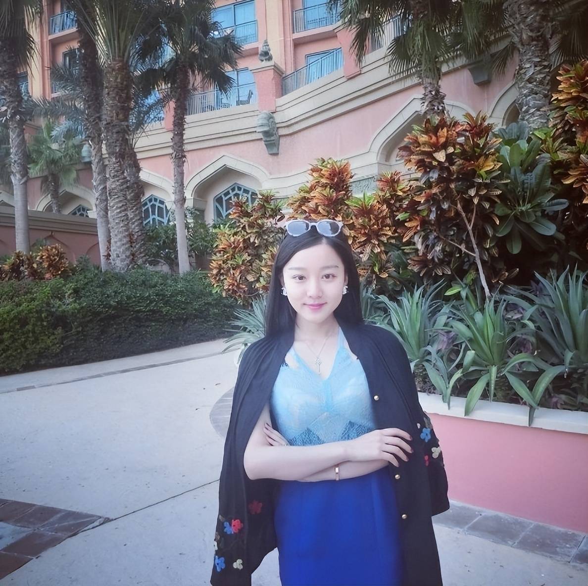 夏露陪马龙参加跨年晚会,撇孩子过二人世界,女方像高中生好清纯