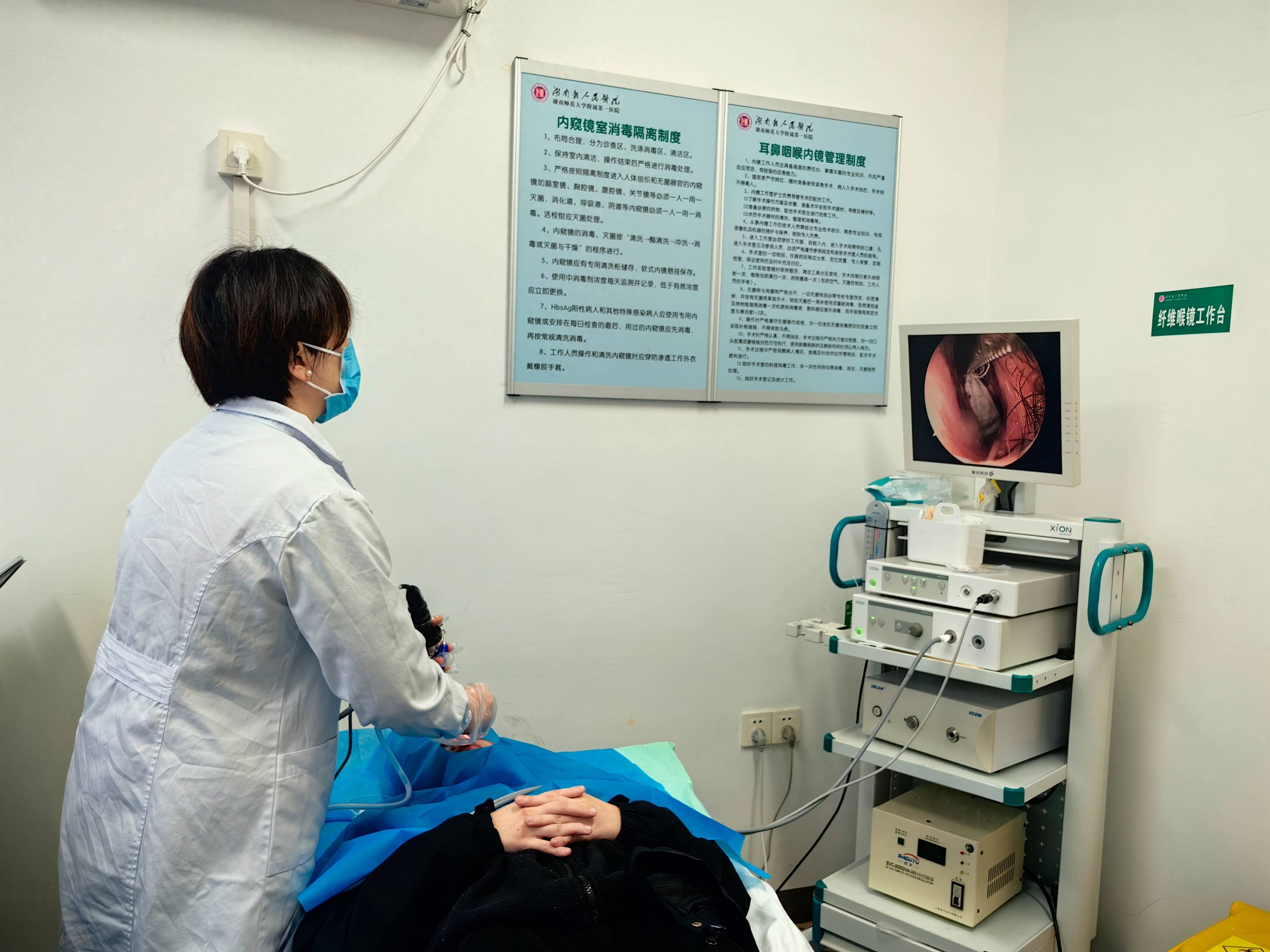 彭女士接受鼻内镜检查彭女士表示,每到秋冬节,自己鼻子就特别干燥