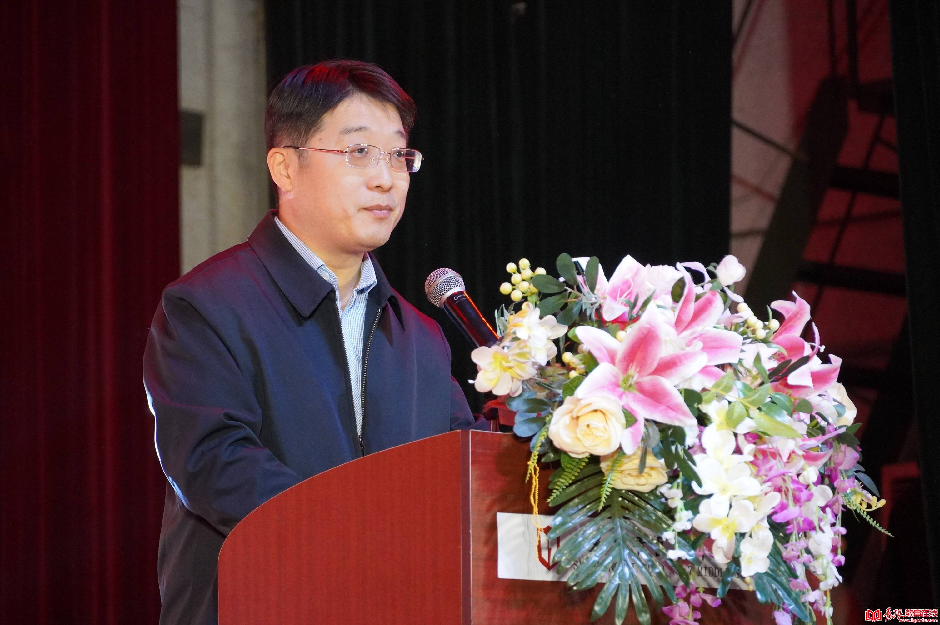 校长吴峰在致辞中表示,在过去的一年里,学校举办了校庆,全市"十个一"