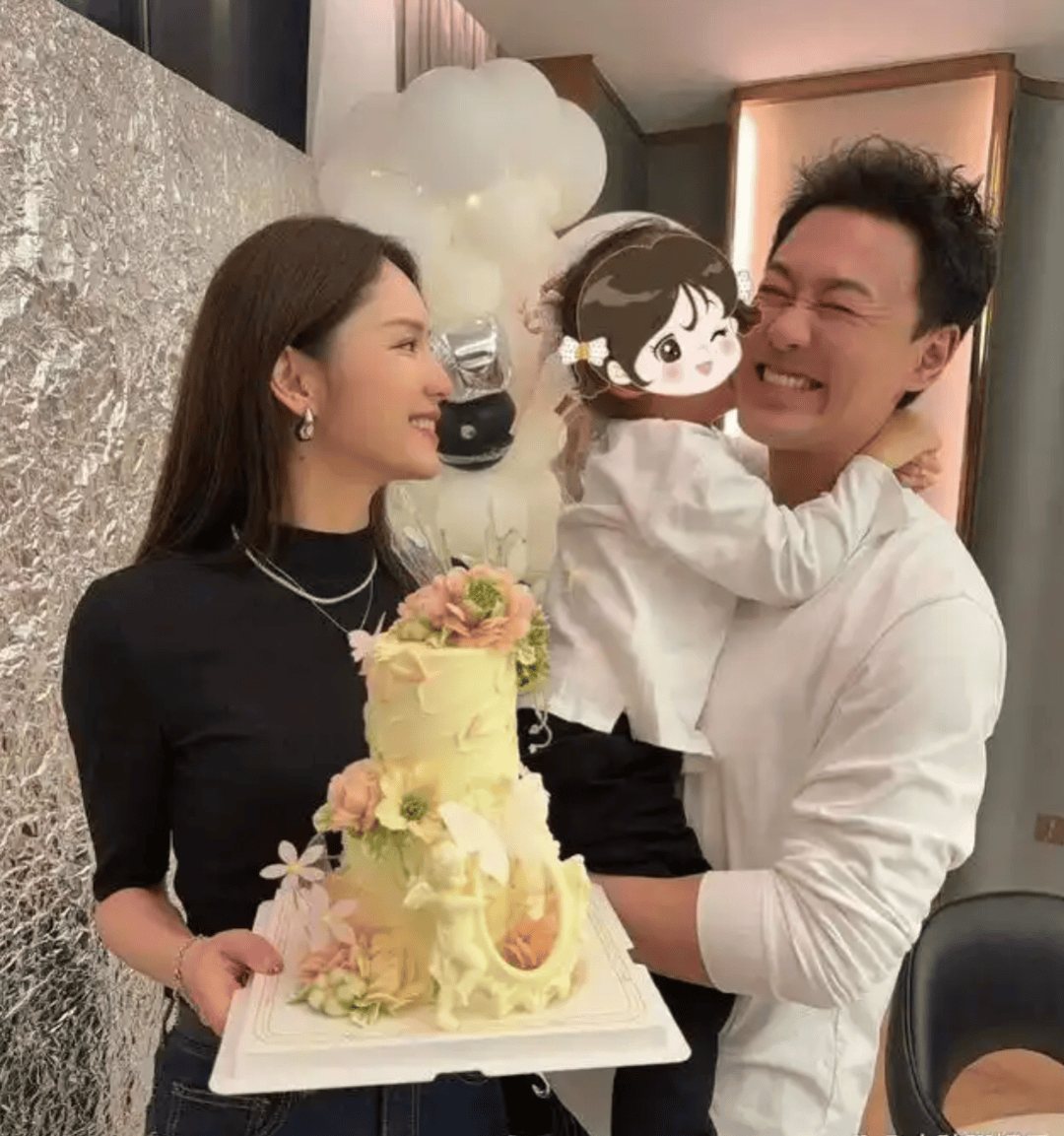 一家三口开心极了,5岁女儿颜值超高似林峰翻版_张馨月_外套_好身材