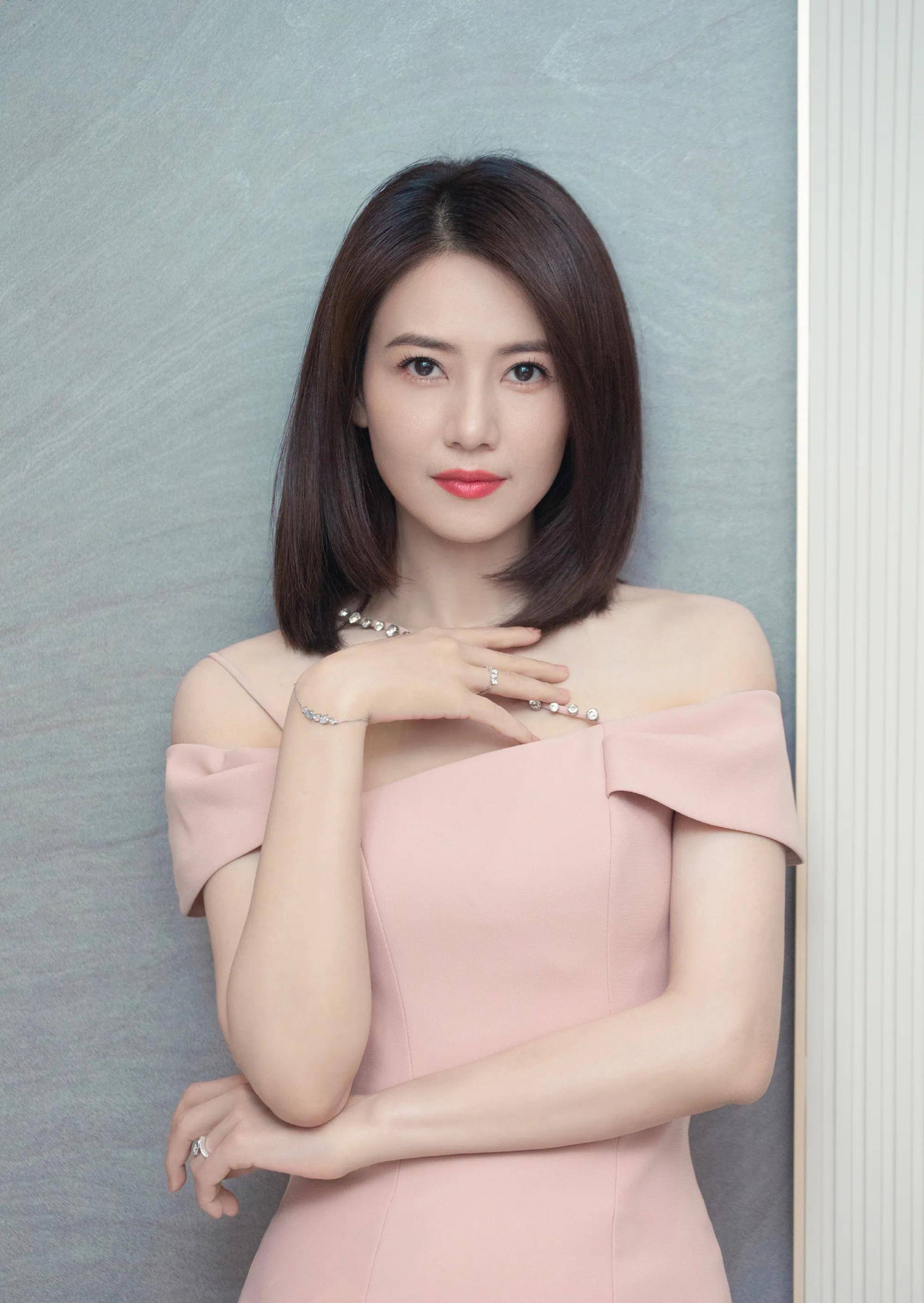 高圆圆，优雅女性肖像，柔和光影