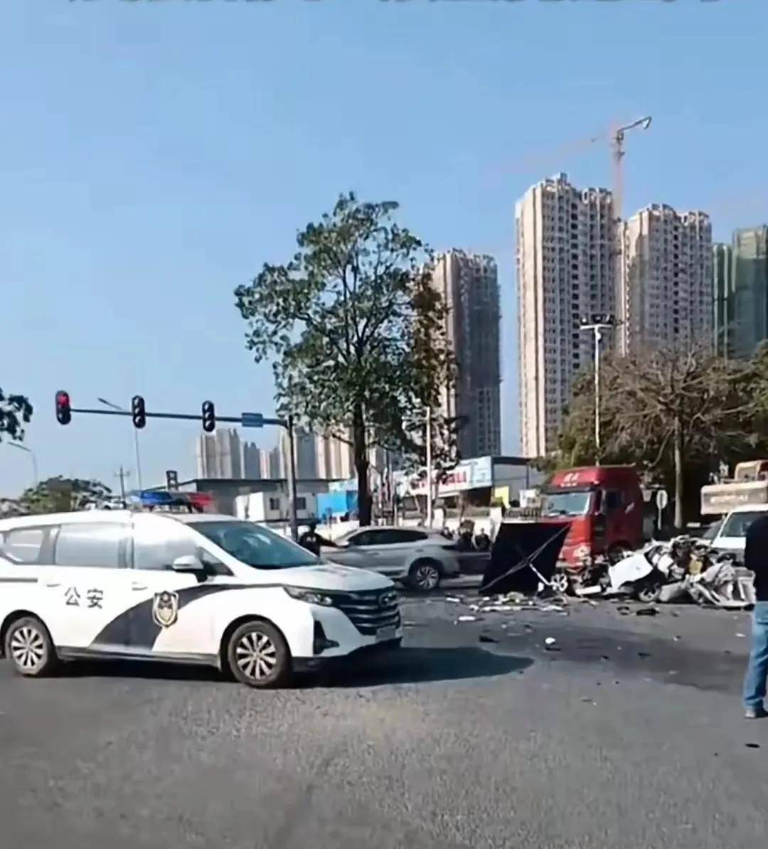 广东轿车撞翻大货车后续,网友称是女司机,警方通报1死2伤_事故_白色