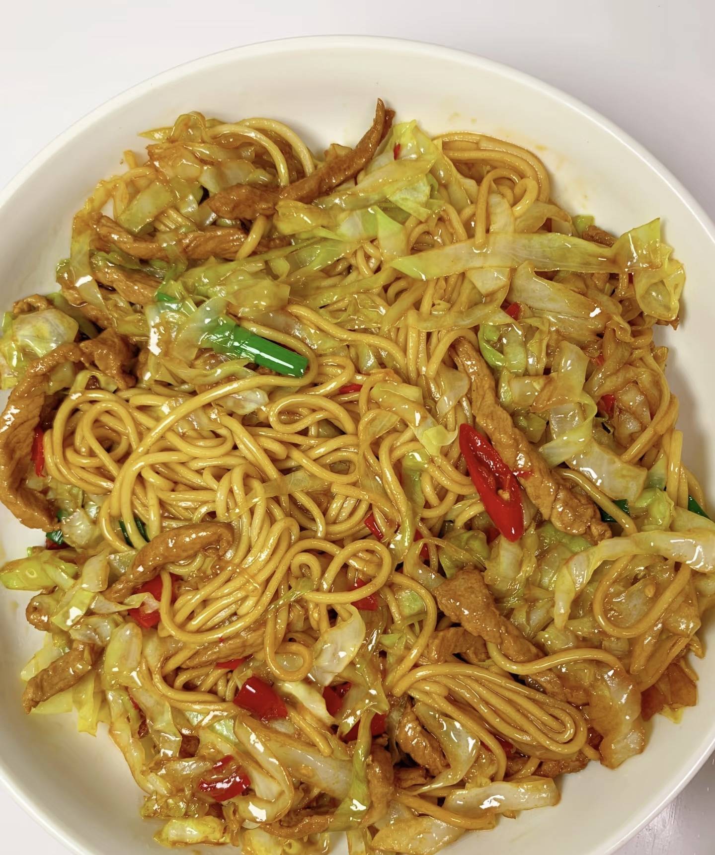 简单又美味,家常包菜肉丝炒面的幸福秘诀