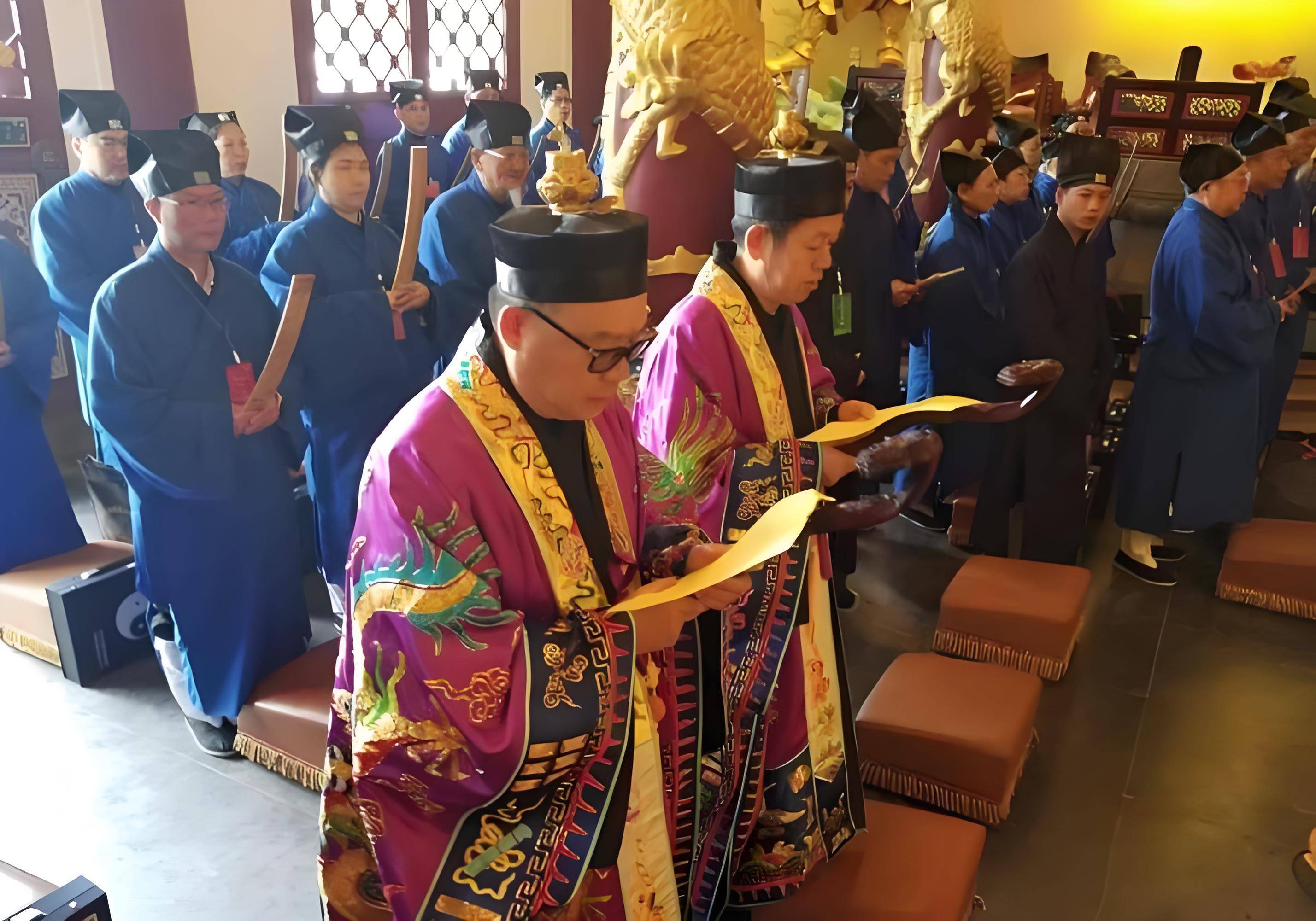 去,胡晓慧道士让她的大徒弟给了李浩一张平安符,说是能帮他驱邪招财