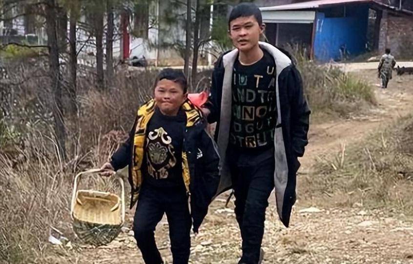 9年前，那个酷似马云的江西7岁小男孩范小勤，现在怎么样了？刘长江范家发孩子 