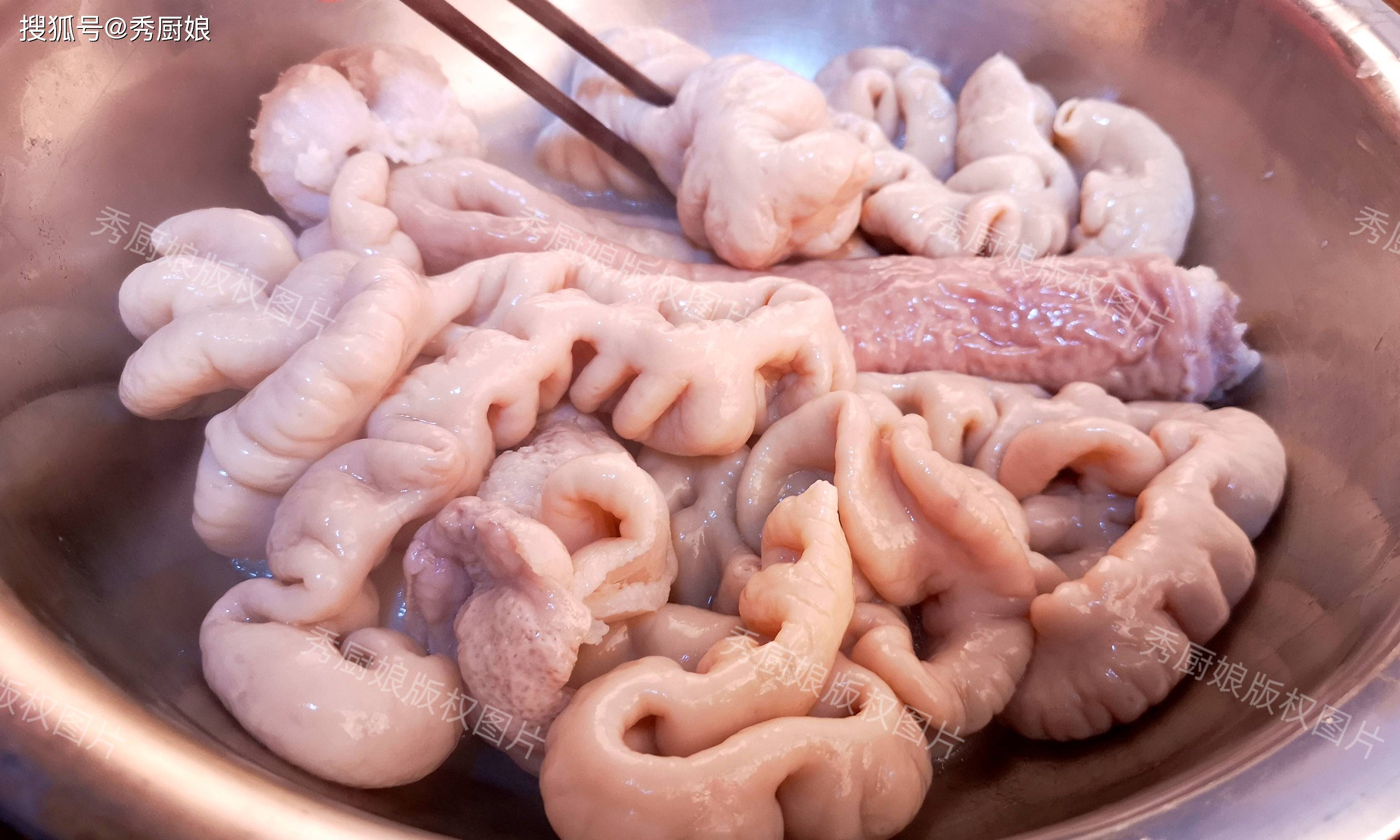 清洗猪大肠，用“碱、面粉、醋”都不对！教你1招，臭味全跑光！_搜狐网