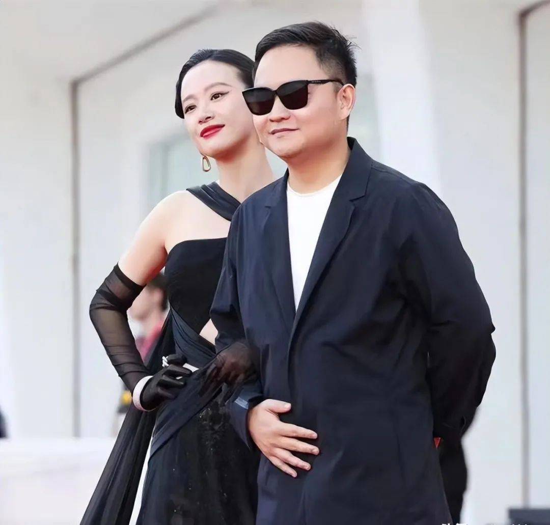 李梦携男友邬浪甜蜜会友,好事将近?女神的爱情也接地气