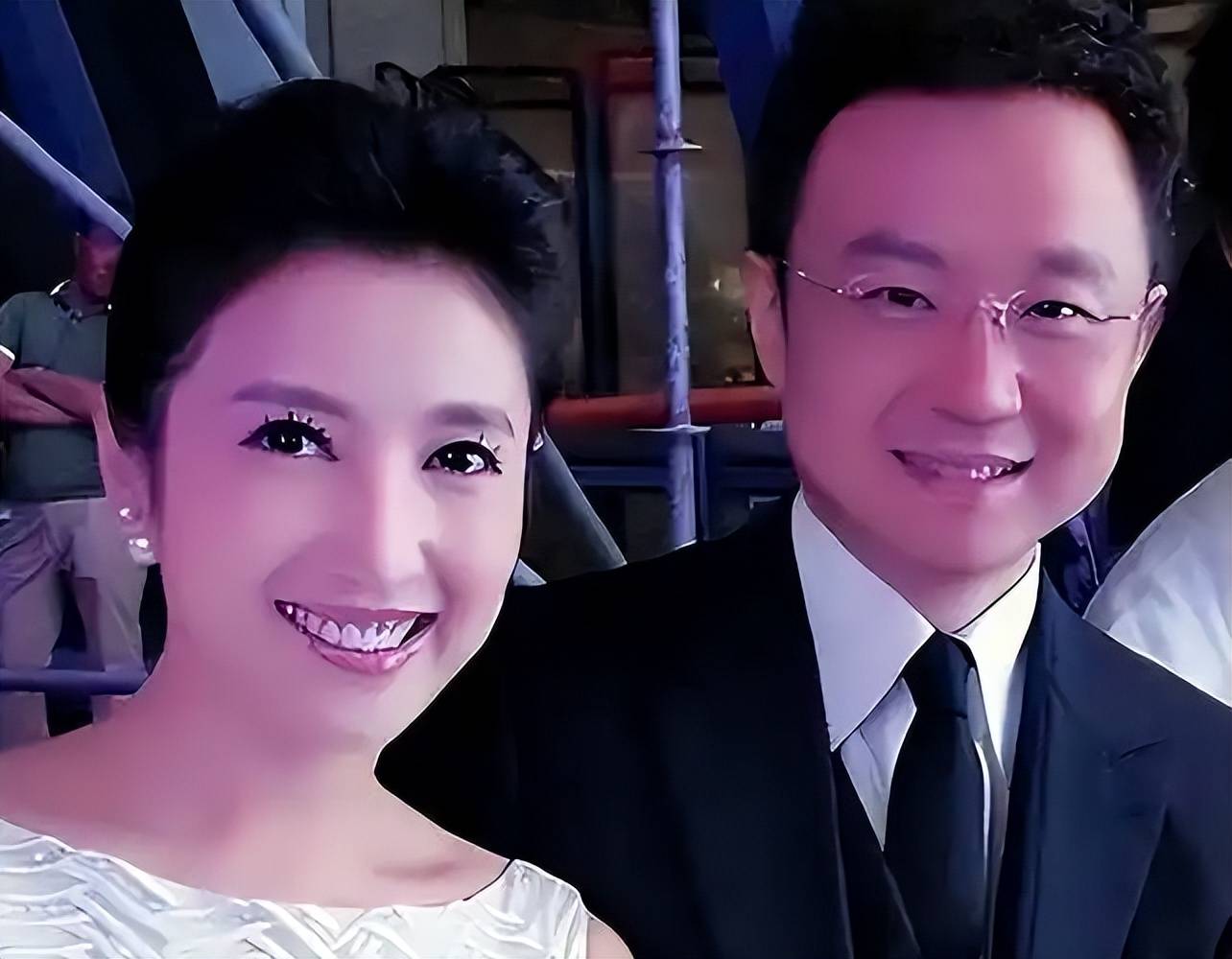 春妮蒋虎离婚16年,她转身嫁给刚强生活幸福,他54岁仍孤单一人_徐春妮
