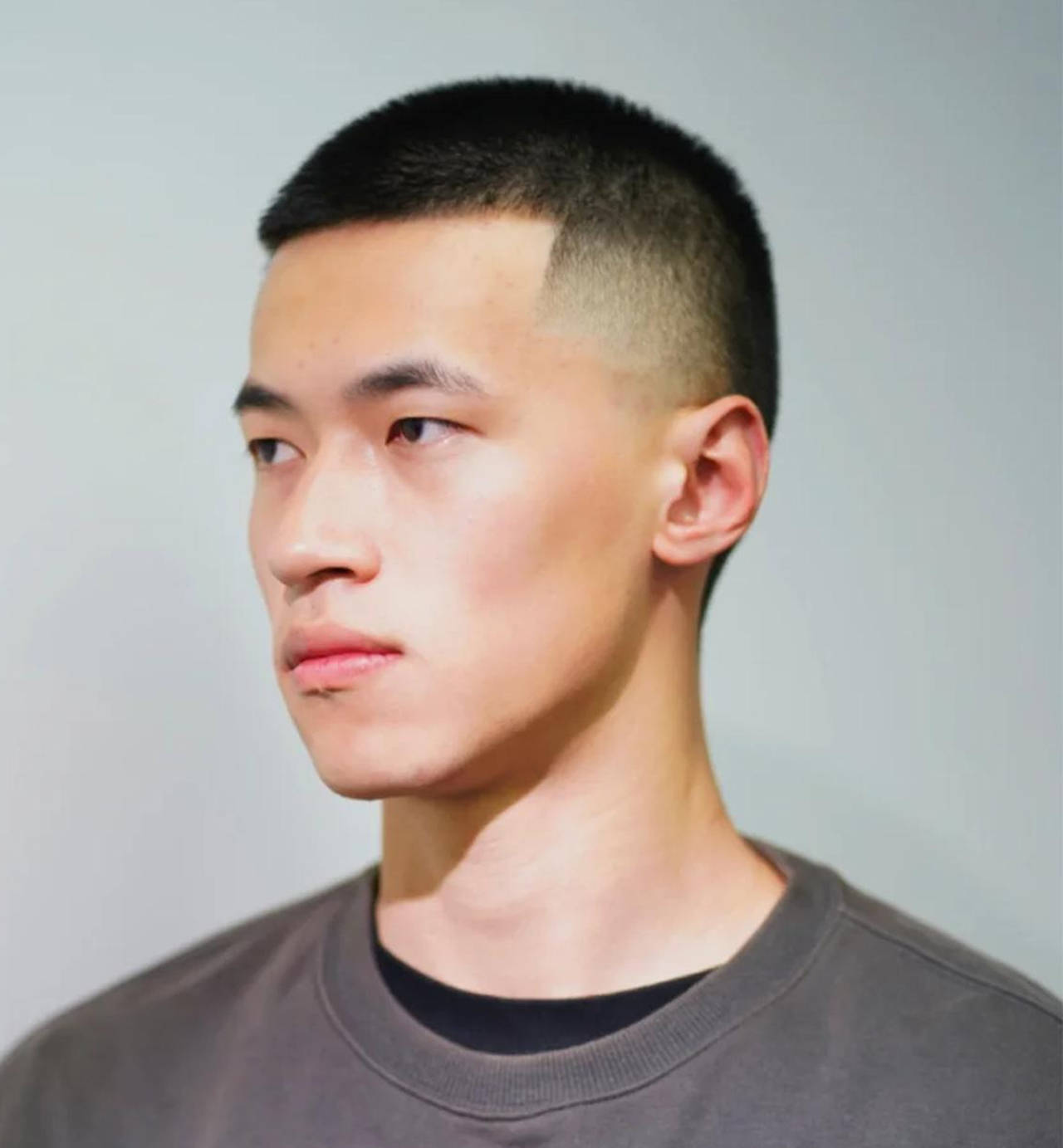 短发硬朗帅气2.建议中国男生参考这3款发型,变得更加帅气有型