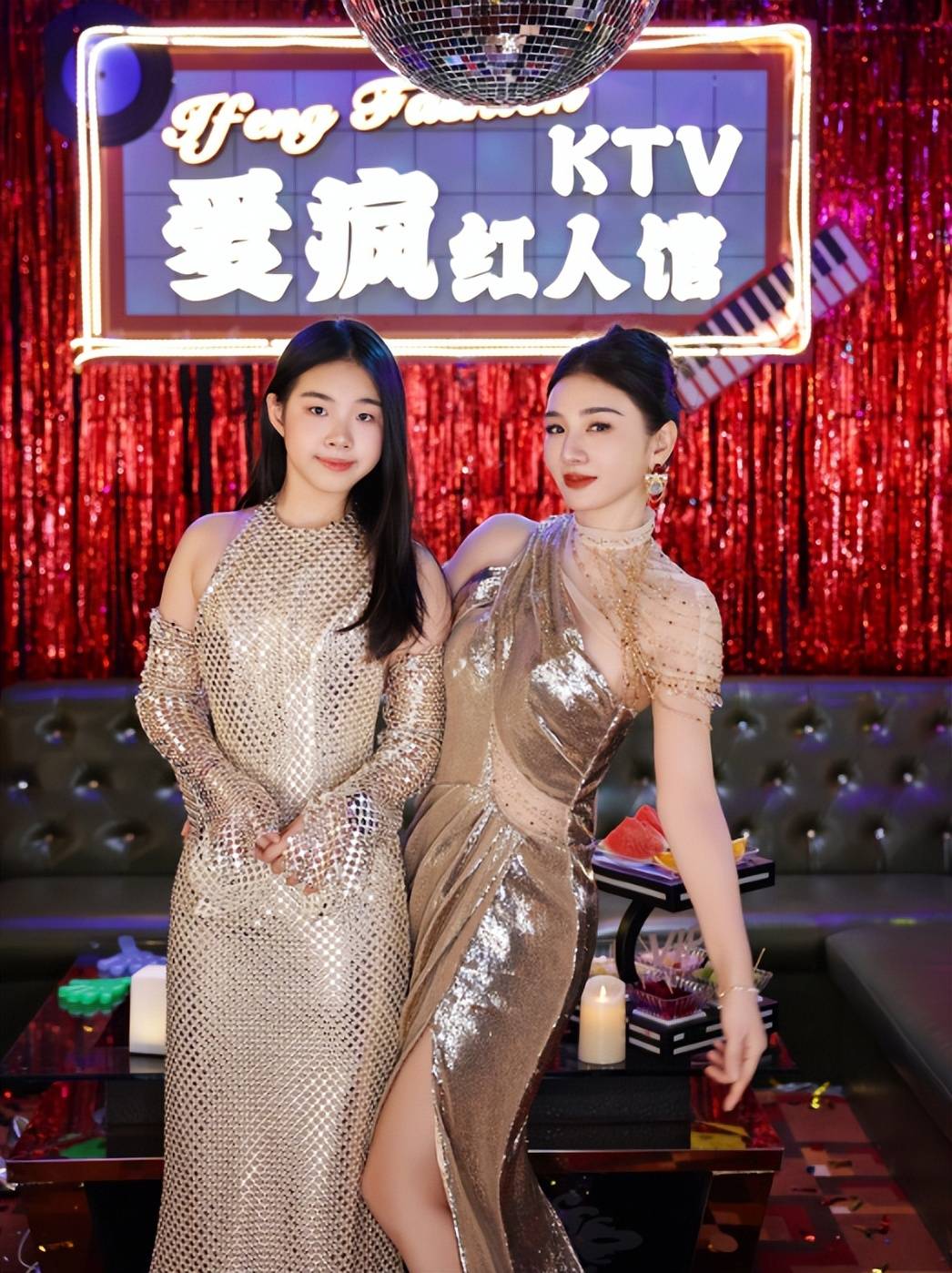 黄奕带女儿参加活动，11岁铛铛身高近1米7，腰臀比简直绝了_搜狐网