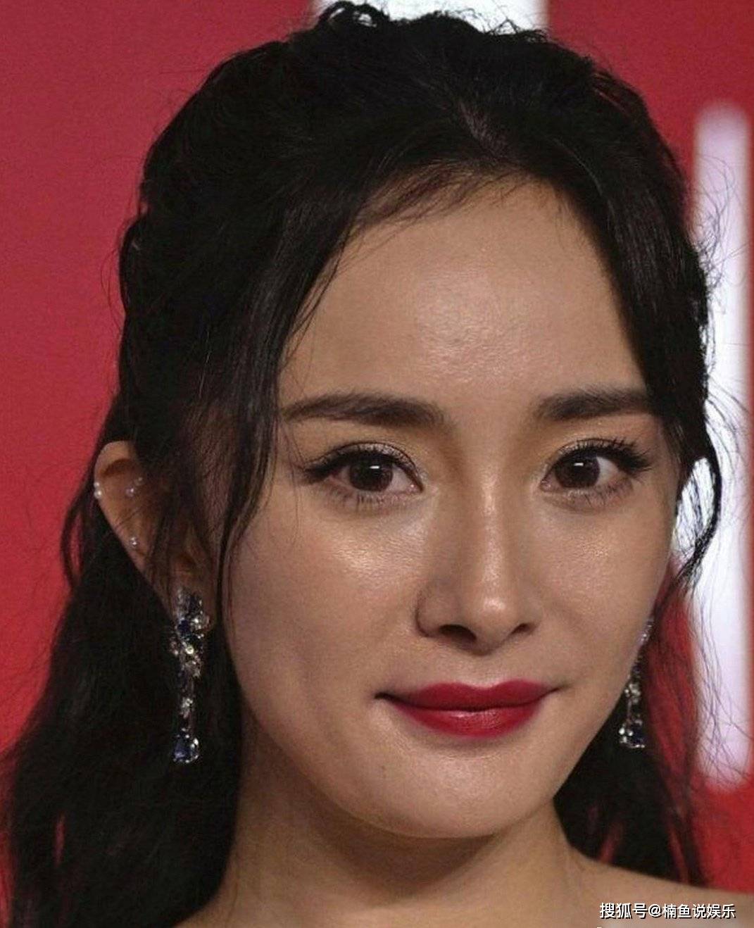 可是,抛开美颜滤镜之后,杨幂的脸蛋还是展现出了岁月