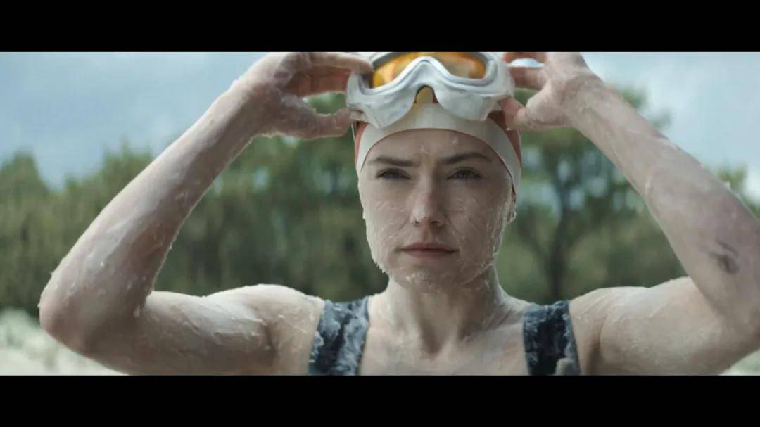 特别是在特鲁迪与红色水母群搏斗,在黑夜中迷茫前行的场景,更是让人心