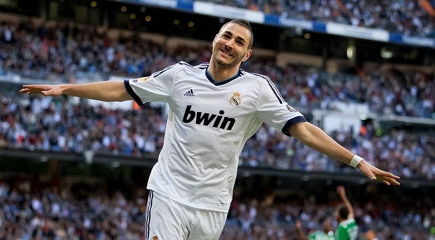 安切洛蒂晒与本泽马拥抱照:很高兴再次见到你