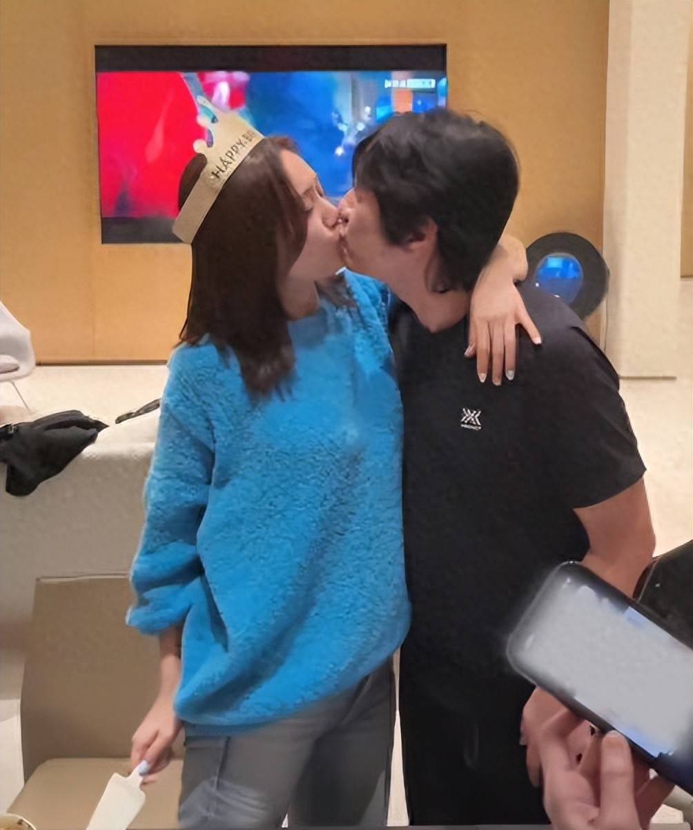 郑钧妻子42岁生日,众明星上门送礼祝贺,北京豪宅内景曝光