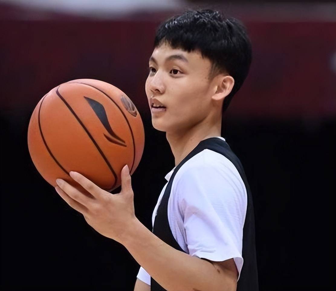 77逆转广州男篮,郭艾伦回归之战拿0分,寿星徐杰助球队