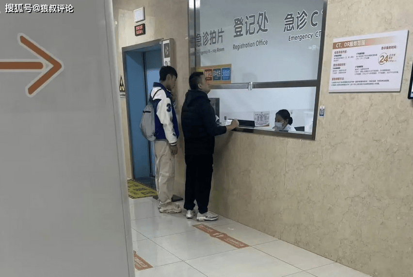 什么情况？网友偶遇徐杰在医院检查伤势，疑似战广州手臂遭伤病