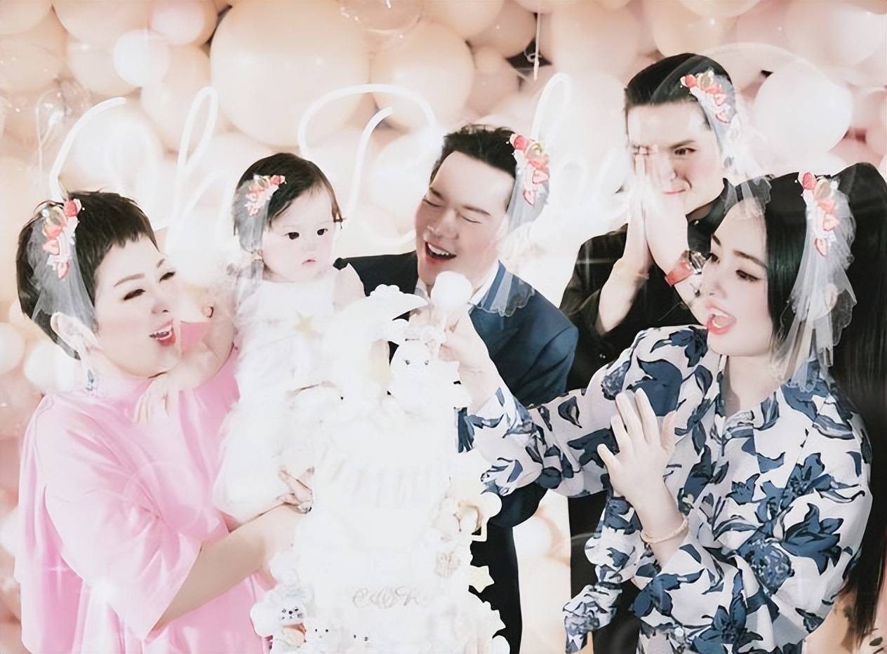 原创75岁向华强被孙女亲脸好开心小奶黄独舞送奶奶三代同堂颜值高