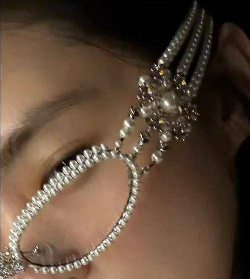 韩国知名女星,金发造型惊艳亮相,搭配露肩礼服,成为热门话题 插图3 韩国知名女星,金发造型惊艳亮相,搭配露肩礼服,成为热门话题 插图3