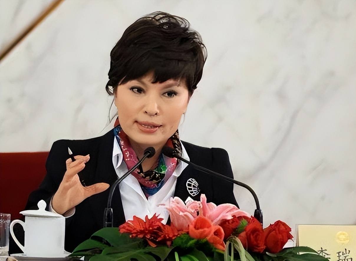 央视国脸李瑞英:稳坐主播28年,却因儿子坠楼,被批"六亲不认"