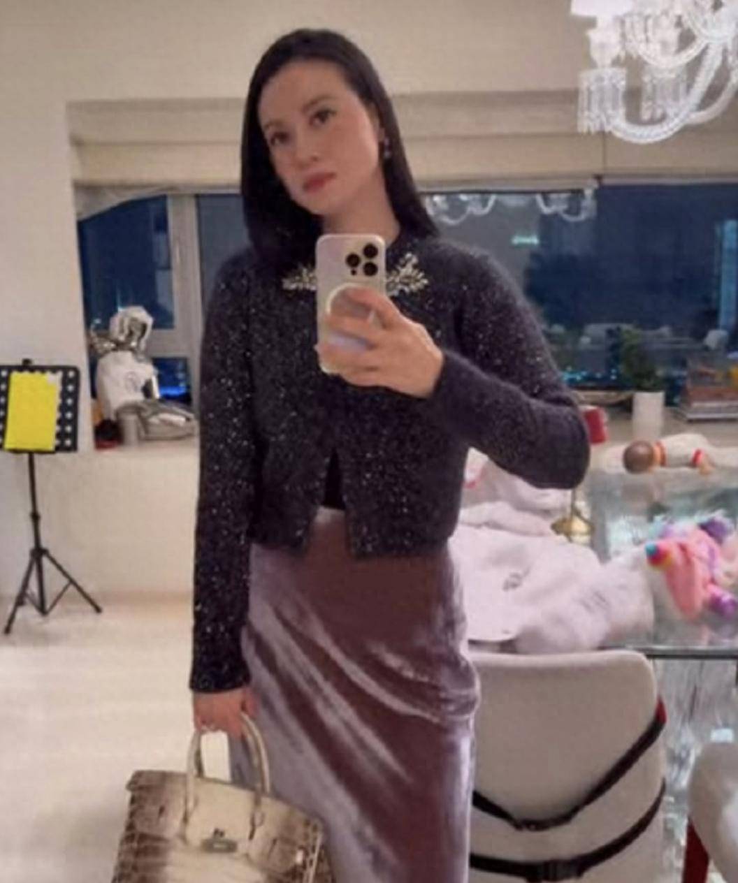 林建岳邱达昌俩豪门聚餐,子女打成一片,林恬儿搂着父亲义父合照