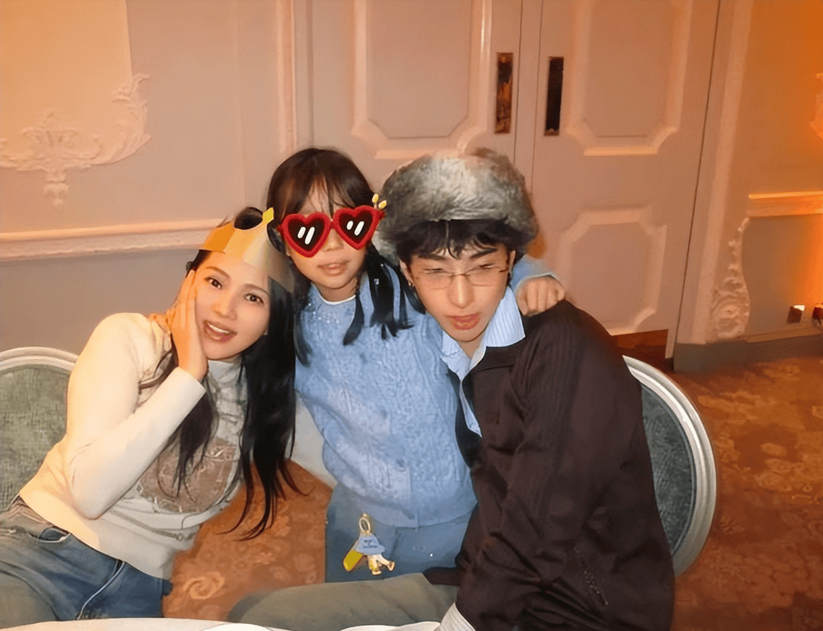 伊能静与儿子恩利首度同台,温馨一幕感动无数人:感谢前夫把孩子教育得