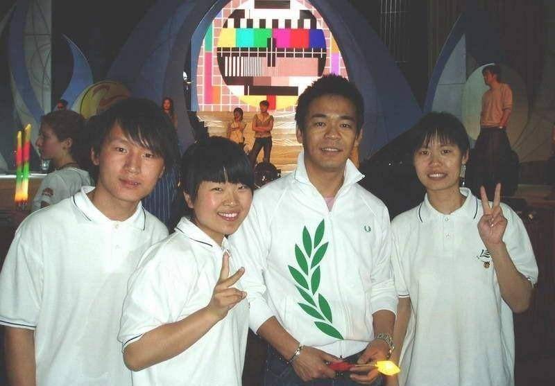 原本要来面试男主角的男孩迟到了,导演一眼就相中了在台上表演的孙浩