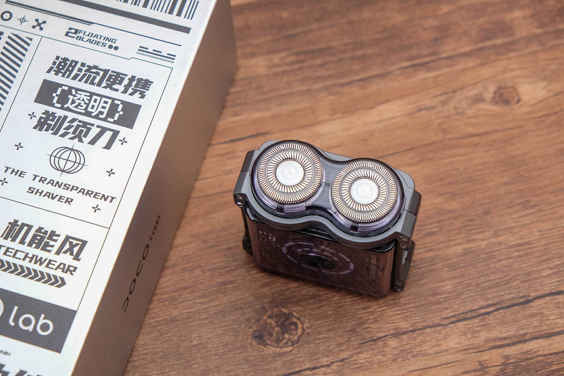 DOCO电动剃须刀体验：未来感透明机身，剃须也能成为潮酷仪式感