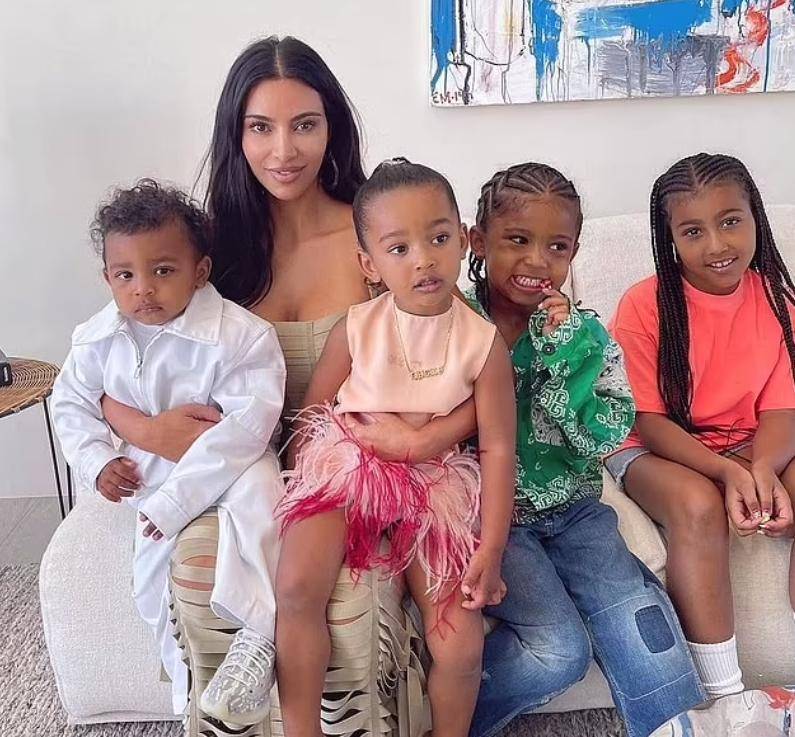 生龙活虎生龙活虎活灵活现生龙活虎与此同时,侃爷与金·卡戴珊的三个