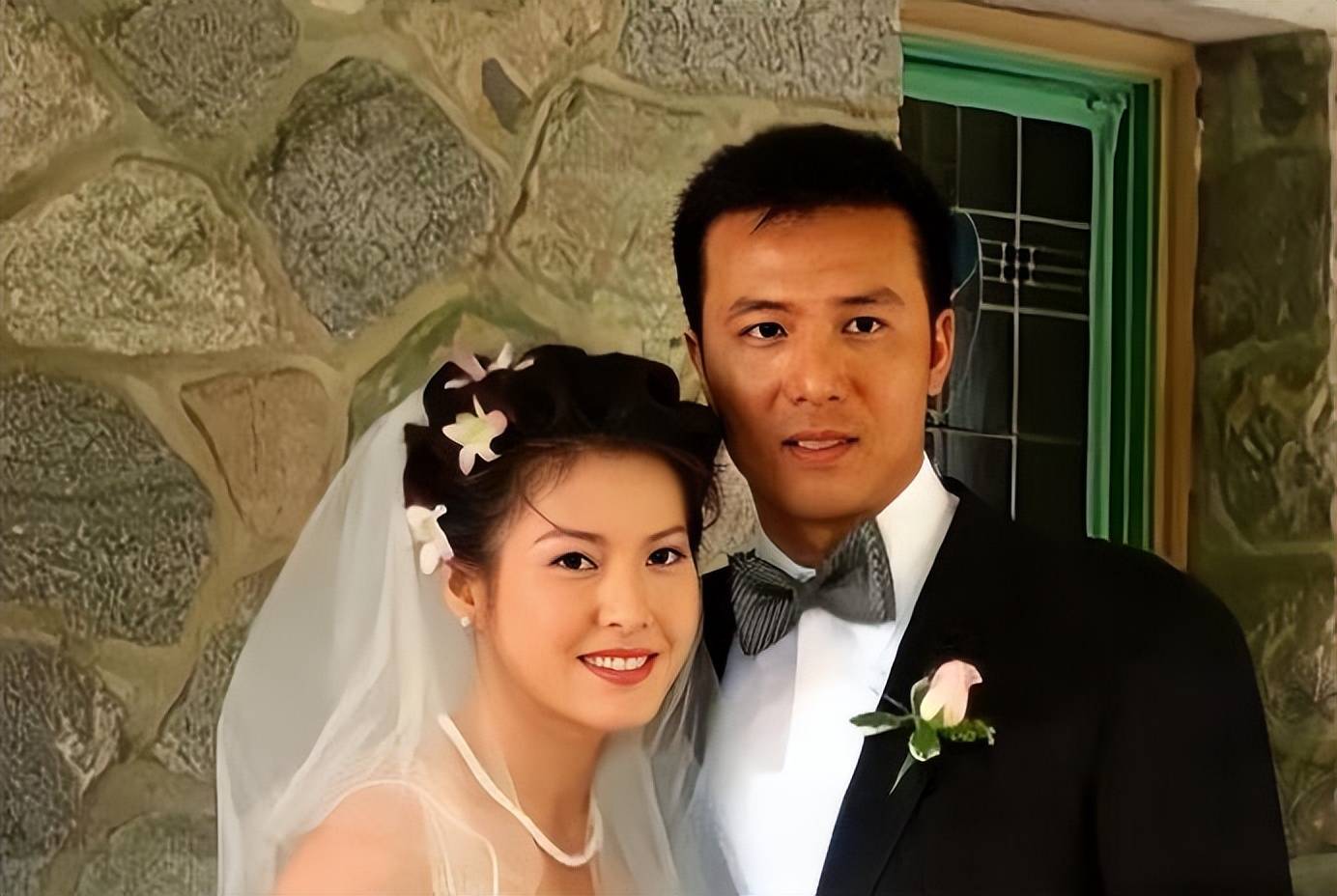 演员李婉华:嫁圈外老公,婚后连三胎,女儿比她还漂亮