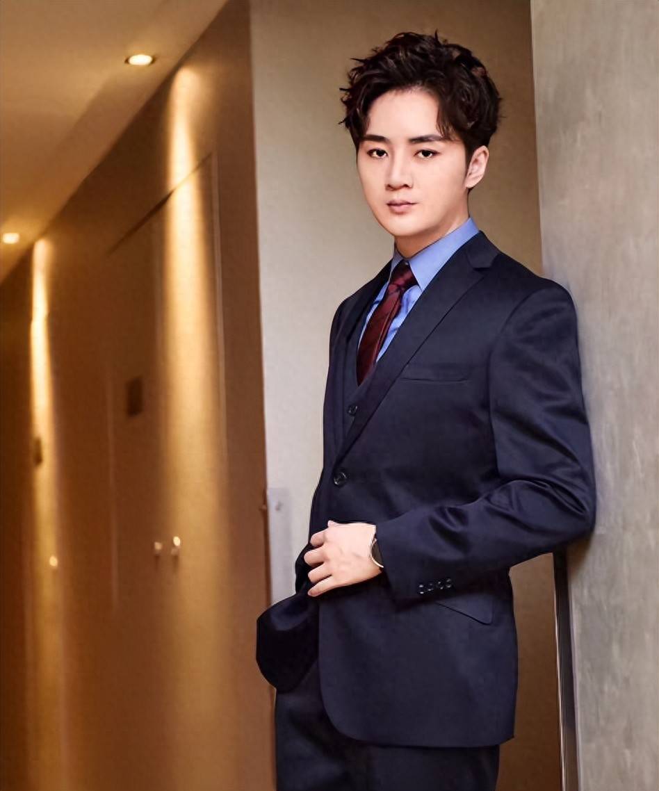 余少群:16年前被陈凯歌捧红,32岁经历丧父之痛,今41岁不婚不育