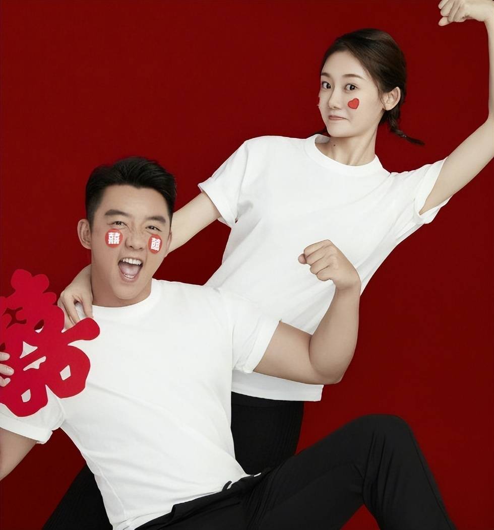 郑恺一家人度假带娃有耐心!儿子调皮女儿聪明,苗苗是隐藏小画家