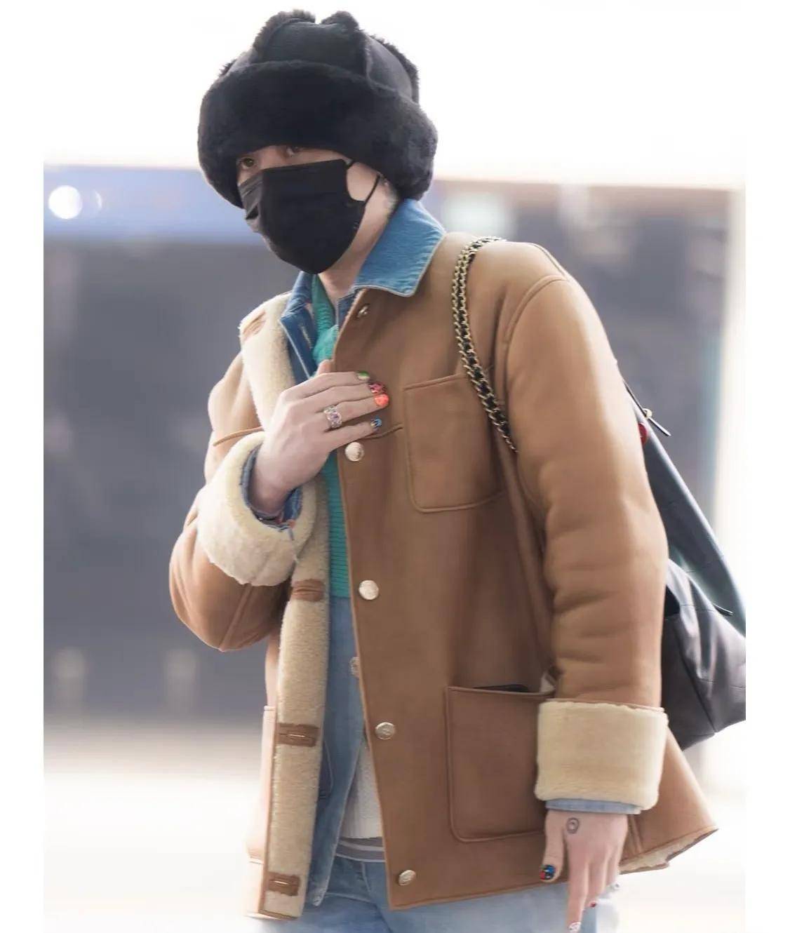 权志龙现身仁川机场出发巴黎穿皮毛一体外套背香奈儿帅回来了